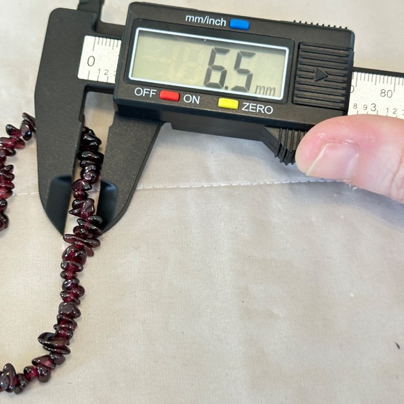 Red Garnet Chip Stone Stretchy Bracelet it Excellent Condition - Picture 13 of 13